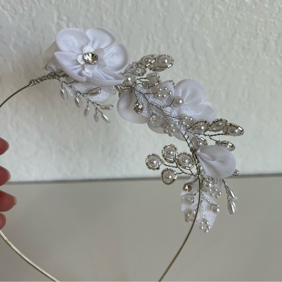 Girls floral jeweled headband hair accessory .  NWOT - Picture 3 of 9